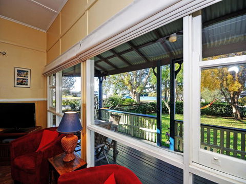 Traditional Three Bedroom Home With Water Views - Tourism Townsville 0