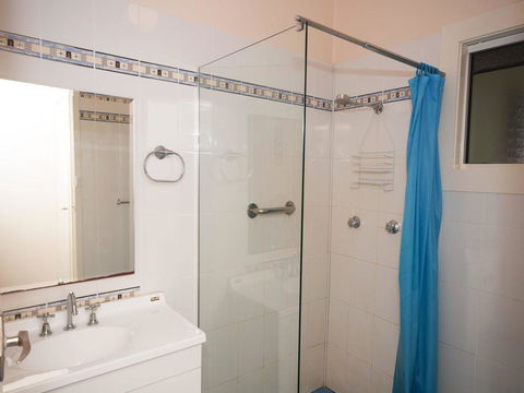 Traditional Three Bedroom Home With Water Views - Tourism Townsville 2