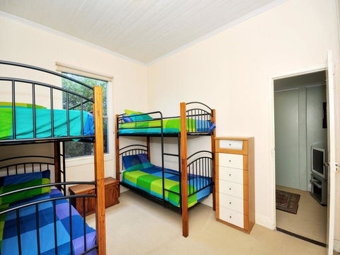 Traditional Three Bedroom Home With Water Views - Tourism Townsville 1