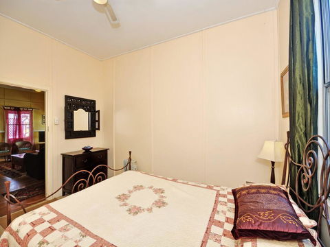 Traditional Three Bedroom Home With Water Views - Tourism Townsville 3