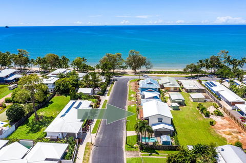 Tropical Beachside Oasis In Clifton Beach - Tourism Townsville 1