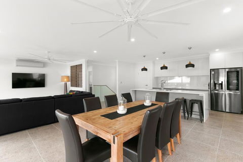 Tropical Beachside Oasis In Clifton Beach - Tourism Townsville 3