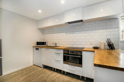 Tropical Townhouse With Two Courtyards And Pool - Tourism Townsville 3