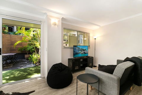 Tropical Townhouse With Two Courtyards And Pool - Tourism Townsville 0