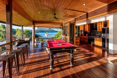 Uisce Luxury Holiday House With Jacuzzi Pool Table Cinema Premium Foxtel And Two Buggies - Tourism Townsville 3