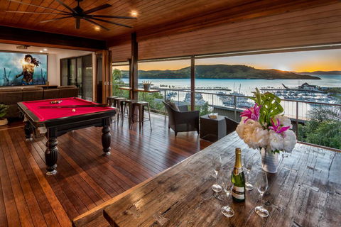 Uisce Luxury Holiday House With Jacuzzi Pool Table Cinema Premium Foxtel And Two Buggies - Tourism Townsville 2