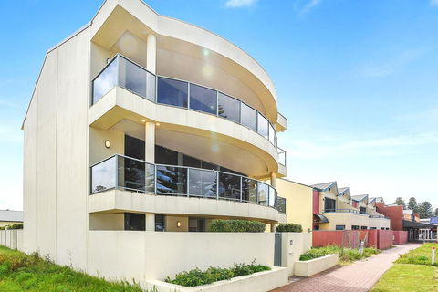 Ultimate Esplanade - 3 Storey Experience - WiFi - Tourism Townsville 3