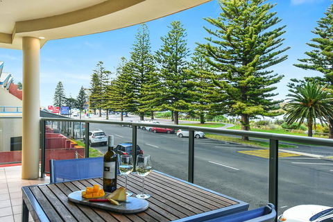 Ultimate Esplanade - 3 Storey Experience - WiFi - Tourism Townsville 1