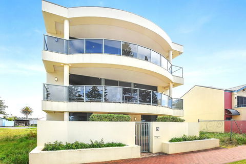 Ultimate Esplanade - 3 Storey Experience - WiFi - Tourism Townsville 0