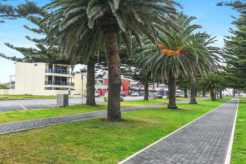 Ultimate Esplanade - 3 Storey Experience - WiFi - Tourism Townsville 2