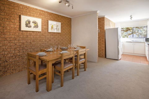 Unit 7 St Moritz - Tourism Townsville 3