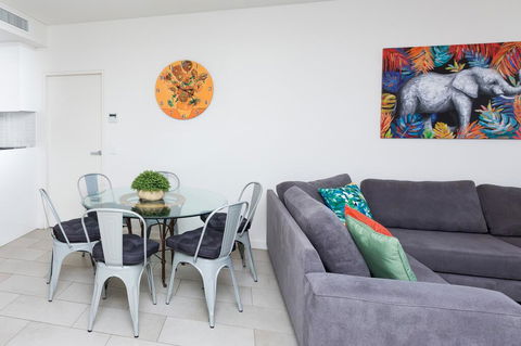 Urban Jungle! Executive Apartment In Heart Of CBD - Tourism Townsville 2