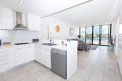 Urban Jungle! Executive Apartment In Heart Of CBD - Tourism Townsville 3