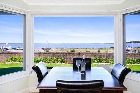 Victor Harbor Beachfront Bliss + WiFi - Tourism Townsville 0