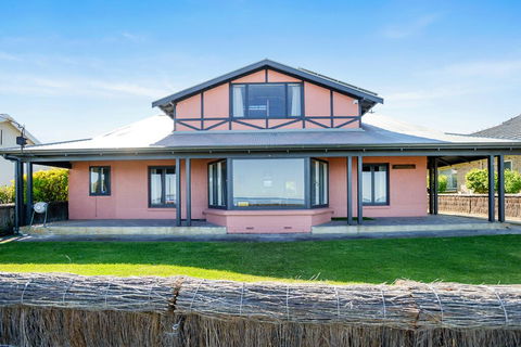 Victor Harbor Beachfront Bliss + WiFi - Tourism Townsville 1