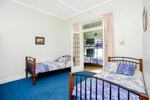 Victor Harbor Beachfront Bliss + WiFi - Tourism Townsville 3