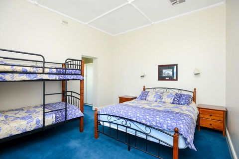 Victor Harbor Beachfront Bliss + WiFi - Tourism Townsville 2