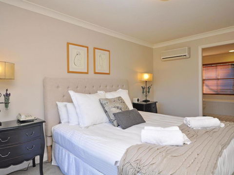 Villa 3br Beaujolais Luxe + Style Resort Condo Located Within Cypress Lakes Resort (nothing Is More Central) - Tourism Townsville 3