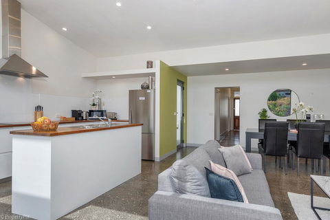 Walk To Salamanca, Queens Cottage LUX 3bdm Queens Cottage - Tourism Townsville 1