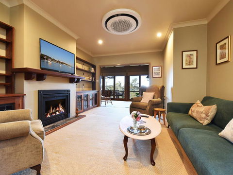 Wangi Waterfront Delight 4br Waterfront Reserve Home - Tourism Townsville 0