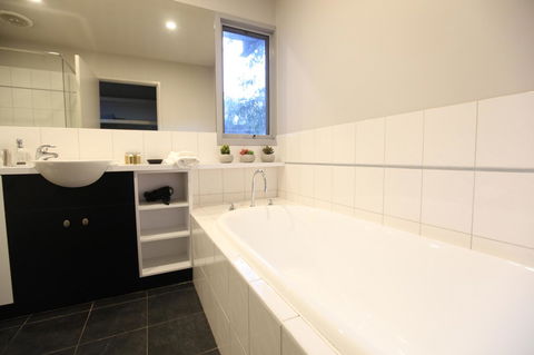 Lorne Luxury - Tourism Townsville 2