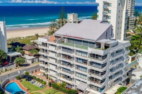 Surfers Chalet - Tourism Townsville 9