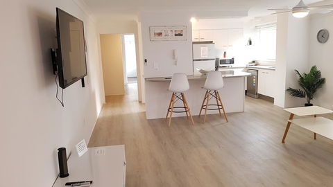 Surfers Chalet - Tourism Townsville 10