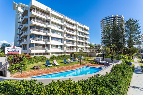Surfers Chalet - Tourism Townsville 0