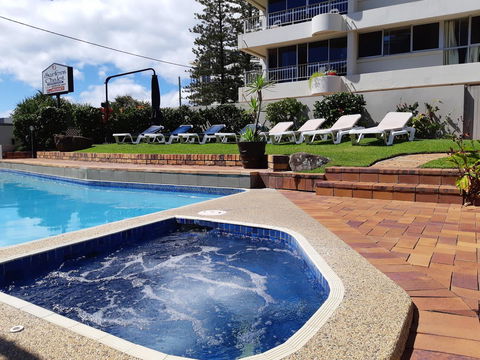 Surfers Chalet - Tourism Townsville 6