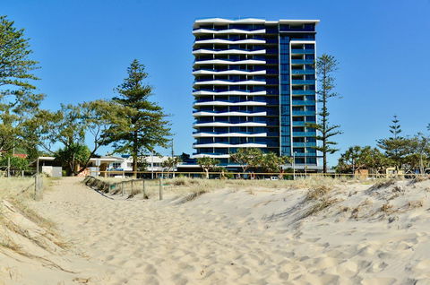 Iconic Kirra Beach Resort - Tourism Townsville 7