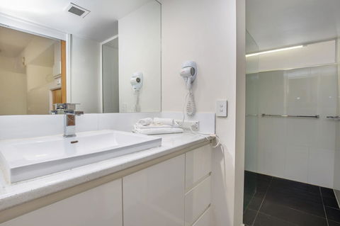 Tiki Hotel Apartments Surfers Paradise - Tourism Townsville 5