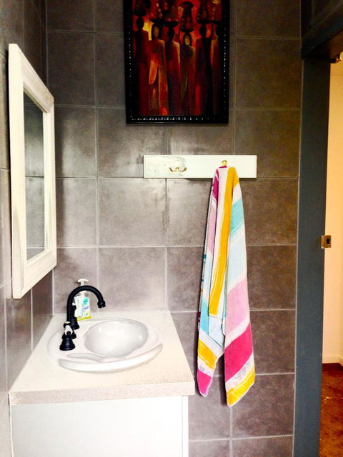 XYL Pets Friendly Seaside Boutique Guesthouse - Tourism Townsville 4