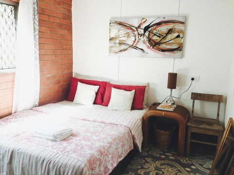XYL Pets Friendly Seaside Boutique Guesthouse - Tourism Townsville 0