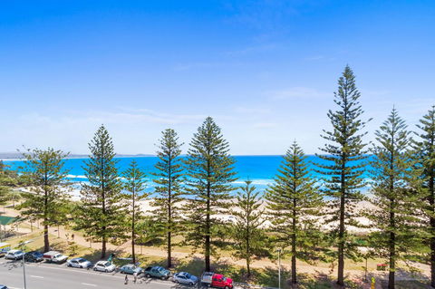 Columbia Beachfront Apartments On Rainbow Bay - Tourism Townsville 40