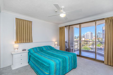 Columbia Beachfront Apartments On Rainbow Bay - Tourism Townsville 17