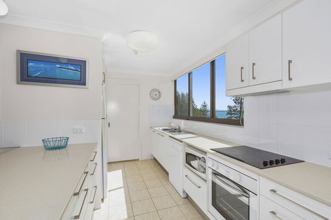 Columbia Beachfront Apartments On Rainbow Bay - Tourism Townsville 35