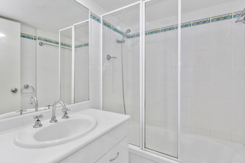 Columbia Beachfront Apartments On Rainbow Bay - Tourism Townsville 37