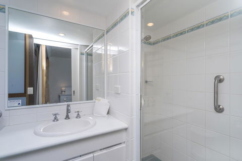 Columbia Beachfront Apartments On Rainbow Bay - Tourism Townsville 16