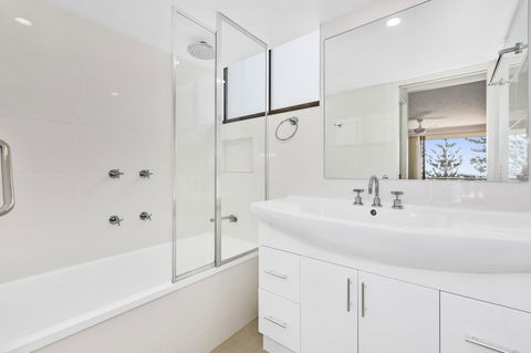 Columbia Beachfront Apartments On Rainbow Bay - Tourism Townsville 24