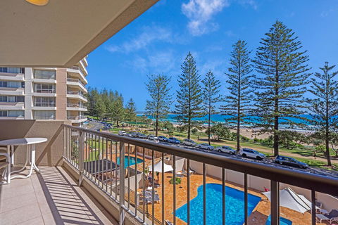 Columbia Beachfront Apartments On Rainbow Bay - Tourism Townsville 6