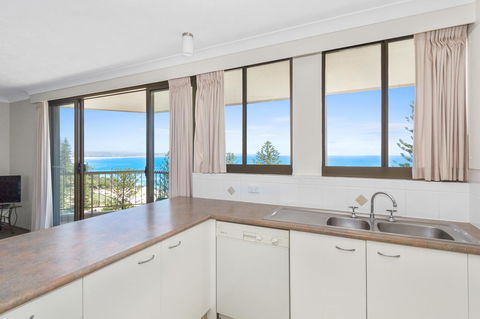 Columbia Beachfront Apartments On Rainbow Bay - Tourism Townsville 38