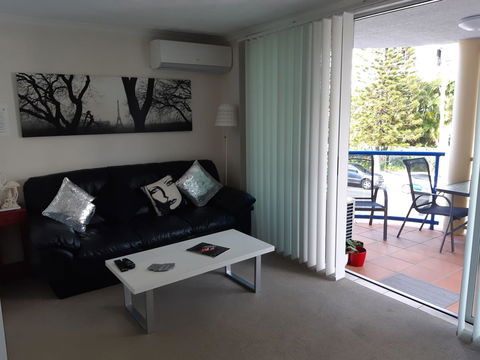 Surfers Beach Resort One - Tourism Townsville 2