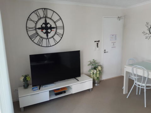 Surfers Beach Resort One - Tourism Townsville 4