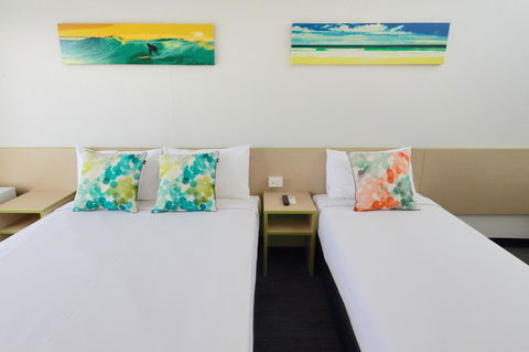 Palm Beach Hotel - Tourism Townsville 1