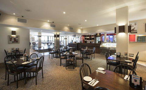 Palm Beach Hotel - Tourism Townsville 12