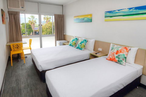 Palm Beach Hotel - Tourism Townsville 0