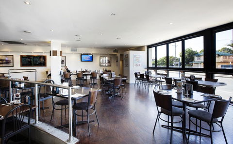 Palm Beach Hotel - Tourism Townsville 8