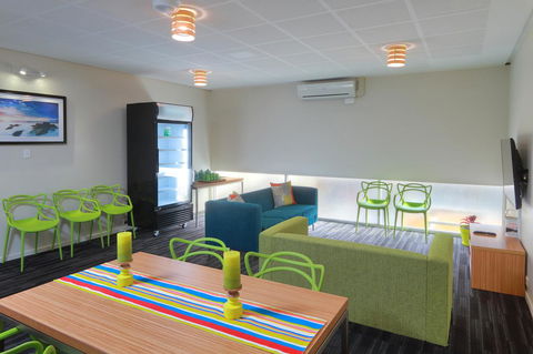 Palm Beach Hotel - Tourism Townsville 10