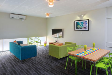 Palm Beach Hotel - Tourism Townsville 4