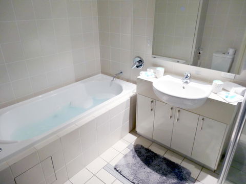 Waterfront Resort Villa With Buggy - Tourism Townsville 10